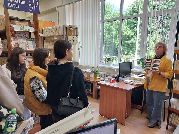 За кулисами библиотечных дней: спецбиблиотеку посетили студенты Чебоксарского экономико-технологического колледжа
